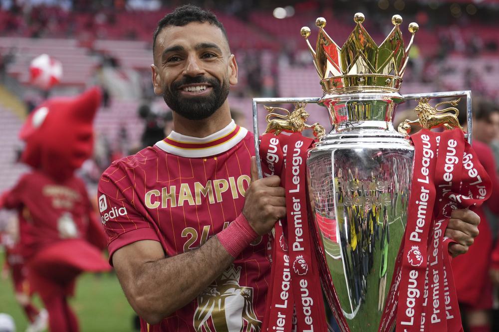 球员赛后把球鞋送给小球迷